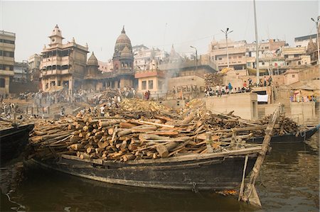 Firewoods on a boat in the river, Ganges River, Manikarnika Ghat, Varanasi, Uttar Pradesh, India Fotografie stock - Premium Royalty-Free, Codice: 630-03479244