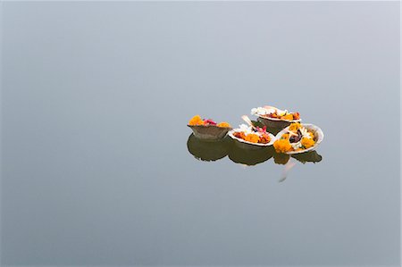 High angle view of religious offerings floating on water, Ganges River, Varanasi, Uttar Pradesh, India Foto de stock - Sin royalties Premium, Código: 630-03479243