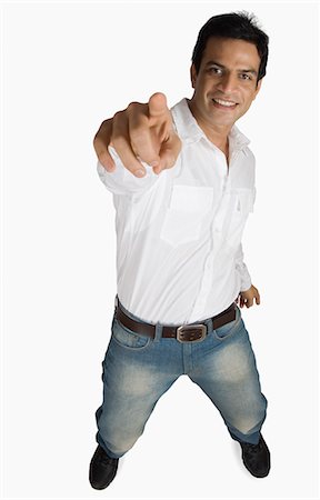 Portrait d'un jeune homme souriant et pointage Photographie de stock - Premium Libres de Droits, Code: 630-03479381