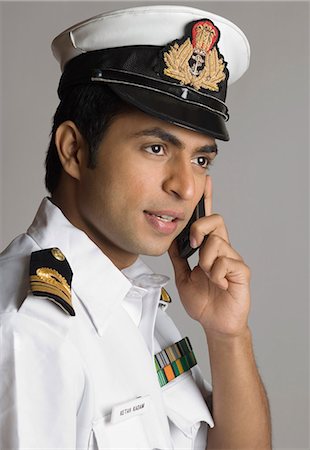 fuerza armada - Navy officer talking on a mobile phone Foto de stock - Sin royalties Premium, Código: 630-03479443