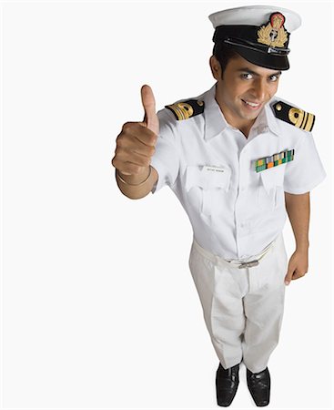 Portrait d'un officier de marine montrant un coup de pouce vers le haut et souriant Photographie de stock - Premium Libres de Droits, Code: 630-03479469