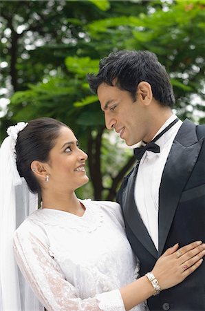 Close-up of a newlywed couple smiling Foto de stock - Sin royalties Premium, Código: 630-03479514