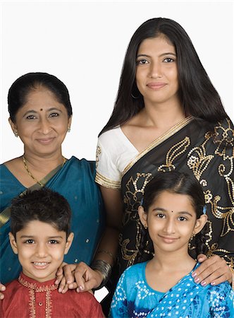 standing photos of girls in saree - Portrait d'une famille Photographie de stock - Premium Libres de Droits, Code: 630-03479716