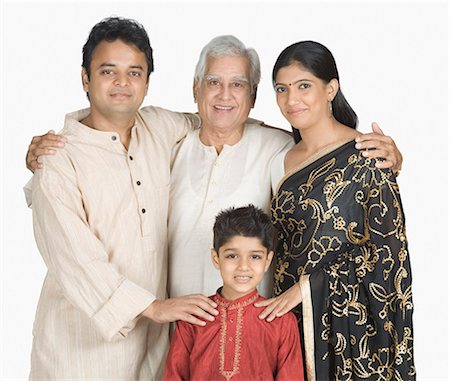 Portrait of a family standing together and smiling Foto de stock - Sin royalties Premium, Código: 630-03479730