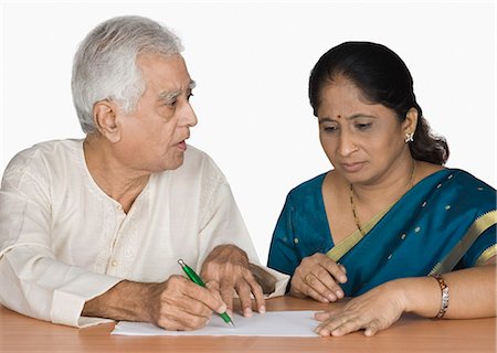 Senior man signing an agreement Foto de stock - Sin royalties Premium, Código: 630-03479741