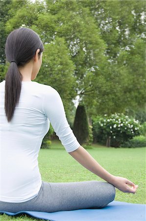 simsearch:6105-07744422,k - Woman practicing yoga in a park Foto de stock - Sin royalties Premium, Código: 630-03479791