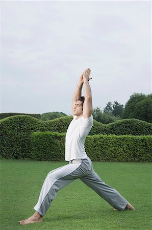 pantalón de sudadera - Side profile of a man exercising in a park Foto de stock - Sin royalties Premium, Código: 630-03479801
