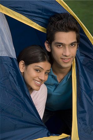 simsearch:6102-03751079,k - Portrait of a couple in a tent and smiling Foto de stock - Royalty Free Premium, Número: 630-03479921