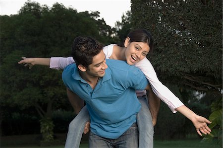 positivo - Woman riding piggyback on a man Foto de stock - Sin royalties Premium, Código: 630-03479936