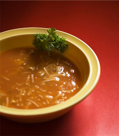 simsearch:630-03480063,k - Close-up of chicken noodle soup in a bowl Foto de stock - Sin royalties Premium, Código: 630-03479967