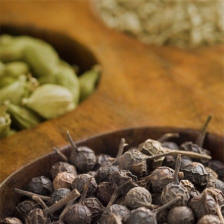 simsearch:630-03480063,k - Close-up of black peppercorn in a spice container Foto de stock - Sin royalties Premium, Código: 630-03480011