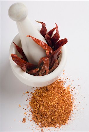 pepperonisalami - Rote Chilischoten in einem Mörser mit paprika Stockbilder - Premium RF Lizenzfrei, Bildnummer: 630-03480037