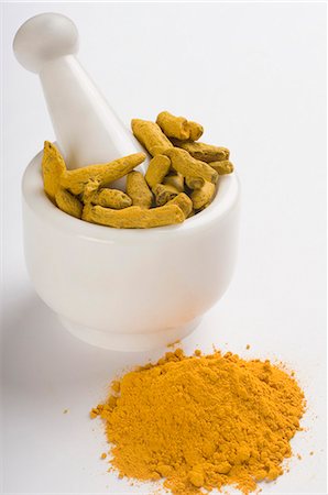 Racines de curcuma dans un mortier avec curcuma sol Photographie de stock - Premium Libres de Droits, Code: 630-03480044