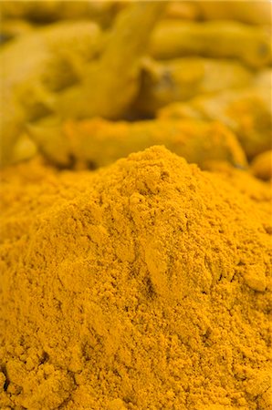 Close-up of ground turmeric with roots of turmeric in the background Stock Photo - Premium Royalty-Free, Code: 630-03480047