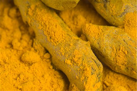 Close-up of roots of turmeric with ground turmeric Stock Photo - Premium Royalty-Free, Code: 630-03480048