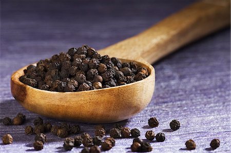 Black peppercorns in a ladle Stock Photo - Premium Royalty-Free, Code: 630-03480070