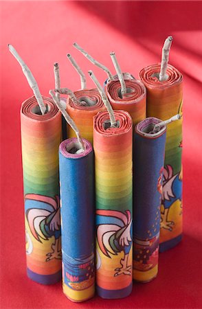 explosif - Gros plan de feux d'artifice sur un tissu de satin rouge Photographie de stock - Premium Libres de Droits, Code: 630-03480108