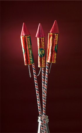 explosif - Gros plan de trois roquettes bouteille Photographie de stock - Premium Libres de Droits, Code: 630-03480155