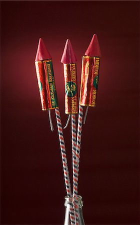 diwali pictures - Close-up of three bottle rockets Foto de stock - Sin royalties Premium, Código: 630-03480155