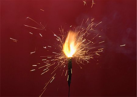 Close-up of a firecracker burning Foto de stock - Sin royalties Premium, Código: 630-03480175