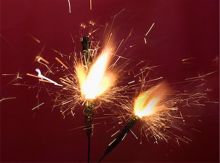 deepavali - Close-up of firecrackers burning Foto de stock - Sin royalties Premium, Código: 630-03480176