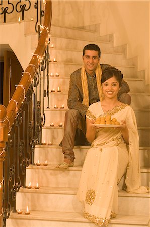 simsearch:857-03192923,k - Couple sitting on a staircase and smiling Foto de stock - Sin royalties Premium, Código: 630-03480232