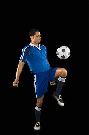 Homme jouant au soccer Photographie de stock - Premium Libres de Droits, Code: 630-03480327