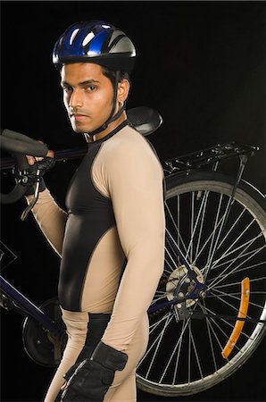 simsearch:614-05792261,k - Cyclist carrying a bicycle on shoulder Foto de stock - Royalty Free Premium, Número: 630-03480375