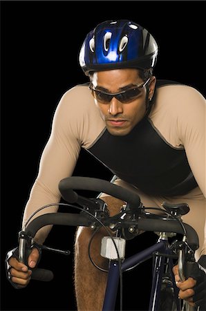 simsearch:630-06723507,k - Cyclist riding a racing bicycle Foto de stock - Sin royalties Premium, Código: 630-03480373