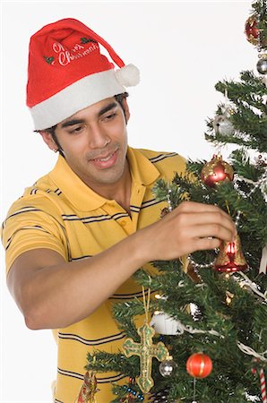 simsearch:630-03480424,k - Close-up of a man decorating a Christmas tree Foto de stock - Sin royalties Premium, Código: 630-03480389