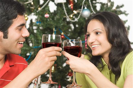 simsearch:630-03480424,k - Couple toasting with wine glasses in front of a Christmas tree Foto de stock - Sin royalties Premium, Código: 630-03480414