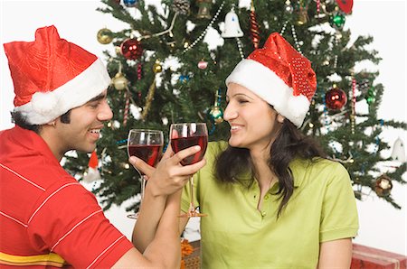 simsearch:630-03480424,k - Couple drinking wine in front of a Christmas tree Foto de stock - Sin royalties Premium, Código: 630-03480416