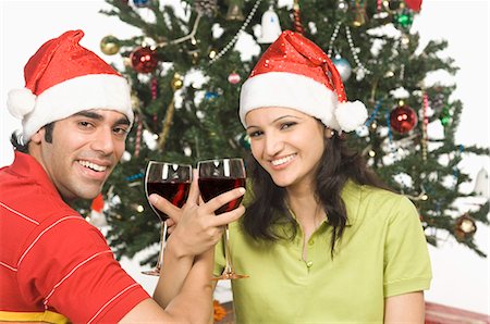 simsearch:630-03480395,k - Portrait of a couple drinking wine in front of a Christmas tree Foto de stock - Sin royalties Premium, Código: 630-03480417