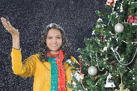 simsearch:630-03480395,k - Woman standing in snow near a Christmas tree Foto de stock - Sin royalties Premium, Código: 630-03480435