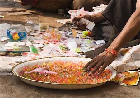 simsearch:630-03480456,k - Homme qui vend des boules de gelée à un étal de marché, Delhi, Inde Photographie de stock - Premium Libres de Droits, Code: 630-03480457