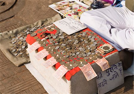 Close-up of coins at a money exchange stall, Delhi, India Foto de stock - Sin royalties Premium, Código: 630-03480458