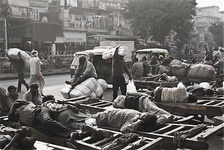 pauvre - Personnes reposant sur des chariots à pousser, Delhi, Inde Photographie de stock - Premium Libres de Droits, Code: 630-03480483