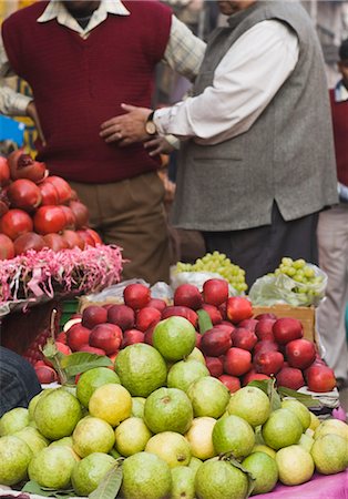 simsearch:630-03480456,k - Deux hommes d'acheter des fruits à un étal de marché, Delhi, Inde Photographie de stock - Premium Libres de Droits, Code: 630-03480492