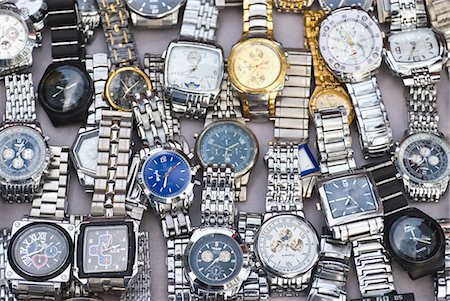 relógio de pulso - Close-up of wristwatches on a stall Foto de stock - Royalty Free Premium, Número: 630-03480525