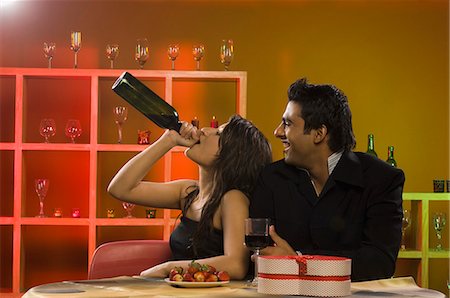 fun teenagers gifting - Close-up of a couple drinking wine in a bar Stock Photo - Premium Royalty-Free, Code: 630-03480564