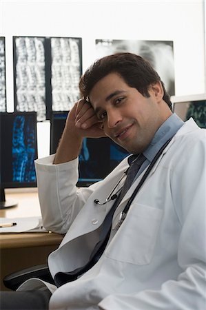 simsearch:630-03480828,k - Portrait of a male doctor smiling Foto de stock - Sin royalties Premium, Código: 630-03480719