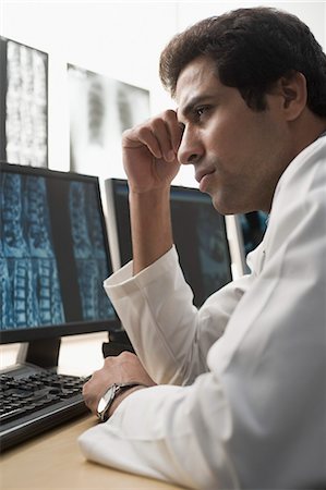 simsearch:630-03480719,k - Close-up of a male doctor thinking Foto de stock - Sin royalties Premium, Código: 630-03480735