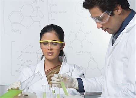 simsearch:6113-07648741,k - Scientists working in a laboratory Foto de stock - Sin royalties Premium, Código: 630-03480806