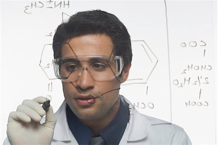 Scientist writing chemical formula Foto de stock - Sin royalties Premium, Código: 630-03480807