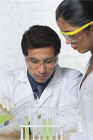 simsearch:630-03480964,k - Scientists experimenting in a laboratory Foto de stock - Sin royalties Premium, Código: 630-03480801