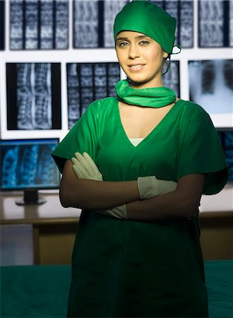 Portrait of a female surgeon smiling Foto de stock - Sin royalties Premium, Código: 630-03480827