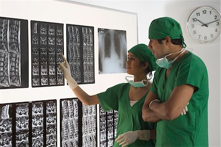 simsearch:630-03480992,k - Female surgeon with a male surgeon examining an X-Ray report Foto de stock - Royalty Free Premium, Número: 630-03480839