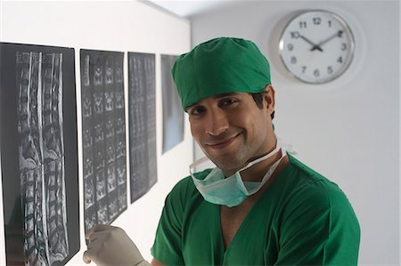 simsearch:630-03481016,k - Portrait of a male surgeon smiling Foto de stock - Royalty Free Premium, Número: 630-03480846