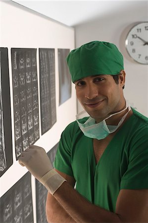 simsearch:630-06724129,k - Portrait of a male surgeon smiling Foto de stock - Royalty Free Premium, Número: 630-03480847