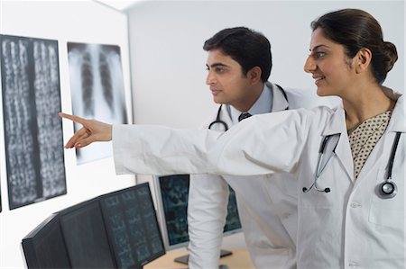 simsearch:655-02375854,k - Doctors examining X-Ray report Stock Photo - Premium Royalty-Free, Code: 630-03480943